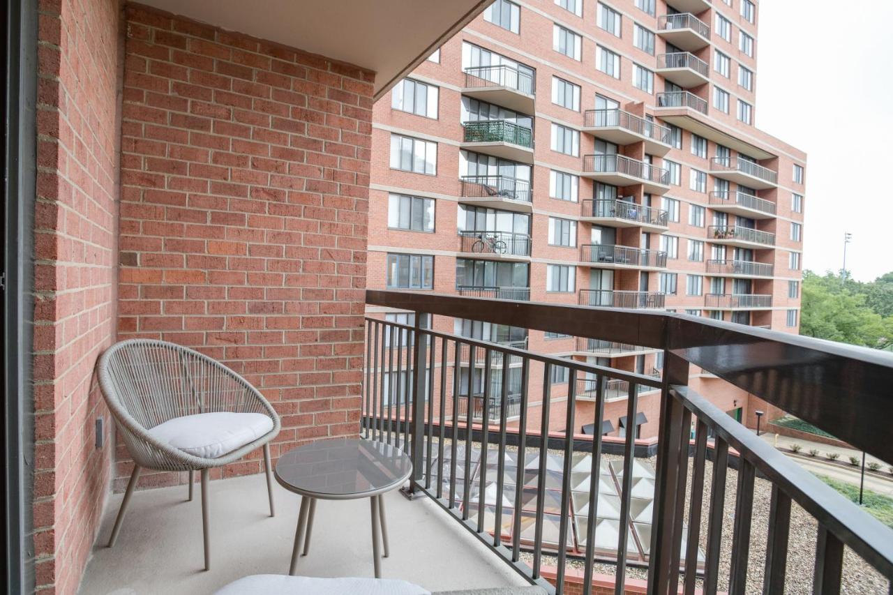 Modern & Charming Apt With Rooftop @Pentagon City อาร์ลิงตัน ภายนอก รูปภาพ