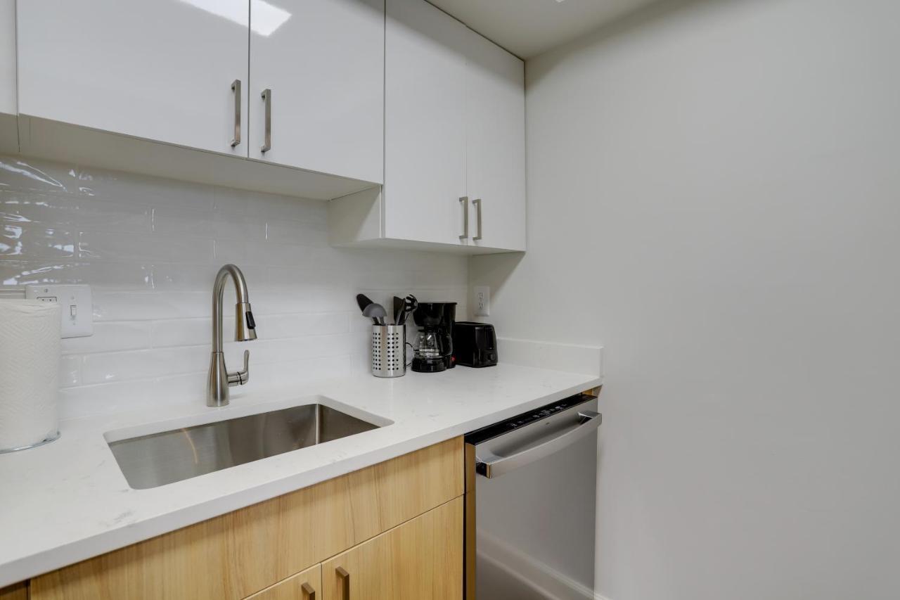 Modern & Charming Apt With Rooftop @Pentagon City อาร์ลิงตัน ภายนอก รูปภาพ