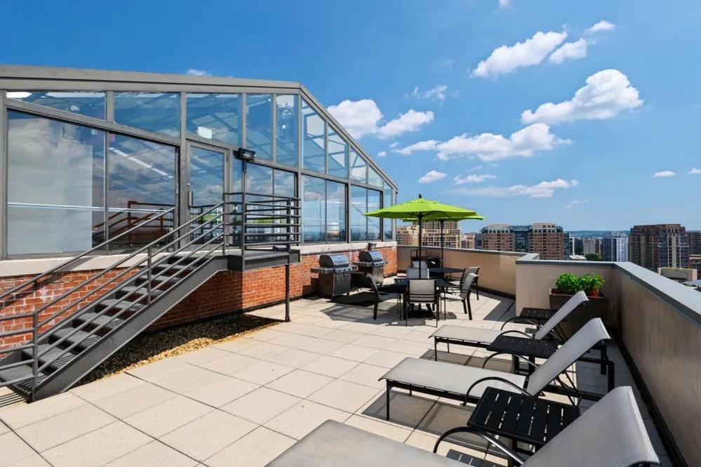Modern & Charming Apt With Rooftop @Pentagon City อาร์ลิงตัน ภายนอก รูปภาพ